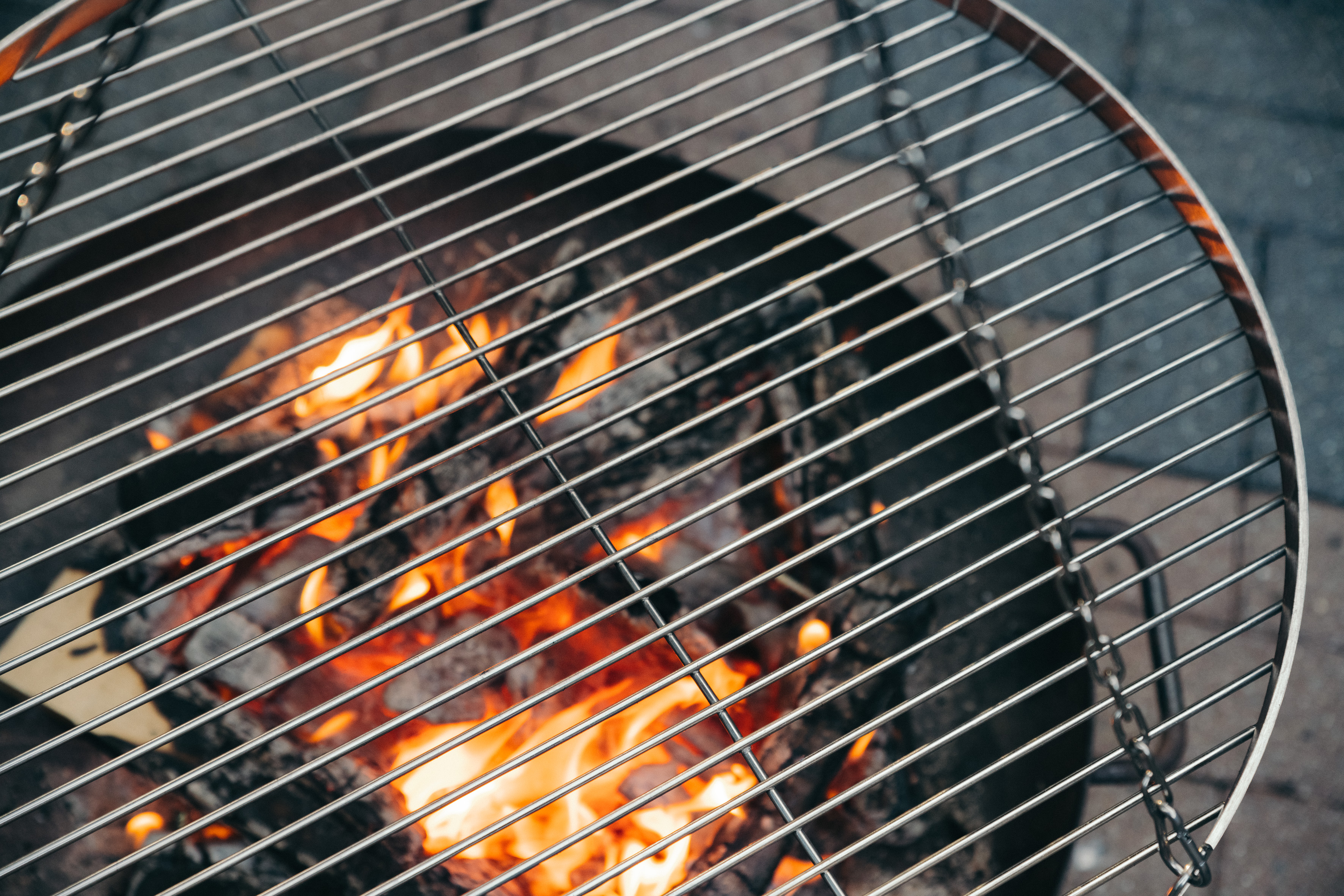 Feuerschale mit Schwenkgrill und Grillrost am glühen