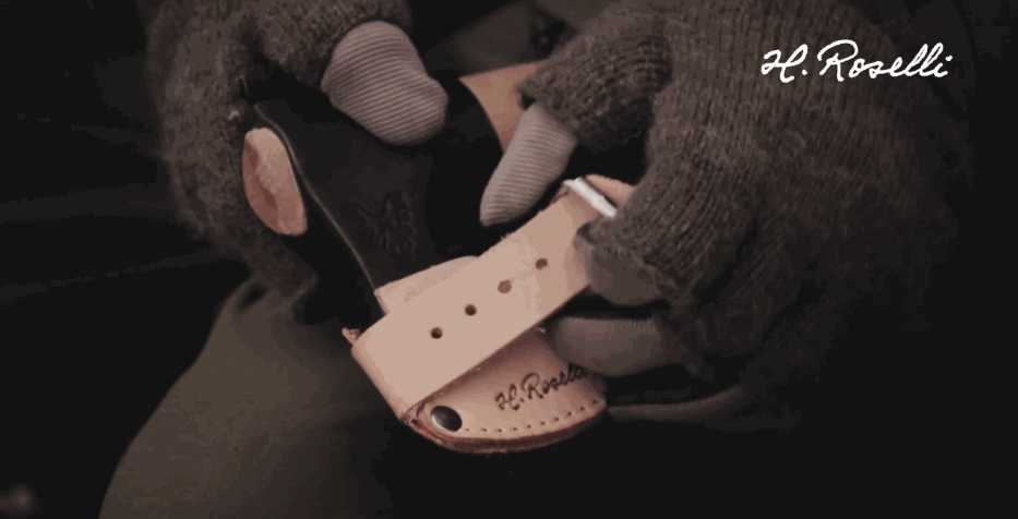 Animation die zeigt, wie die Axt aus der Lederscheide genommen wird